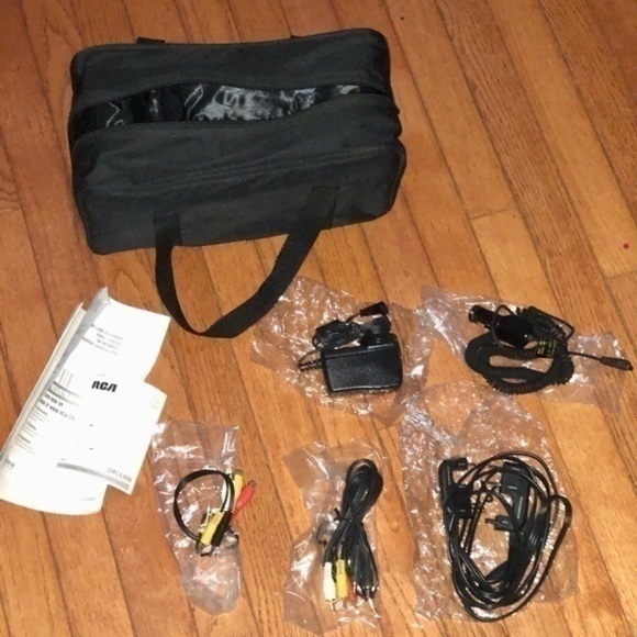 RCA DRC630N DVD Player for Car Headrest & Game Console w/ Car Adapter Controller - Picture 2 of 6